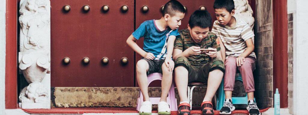 kids with smartphone